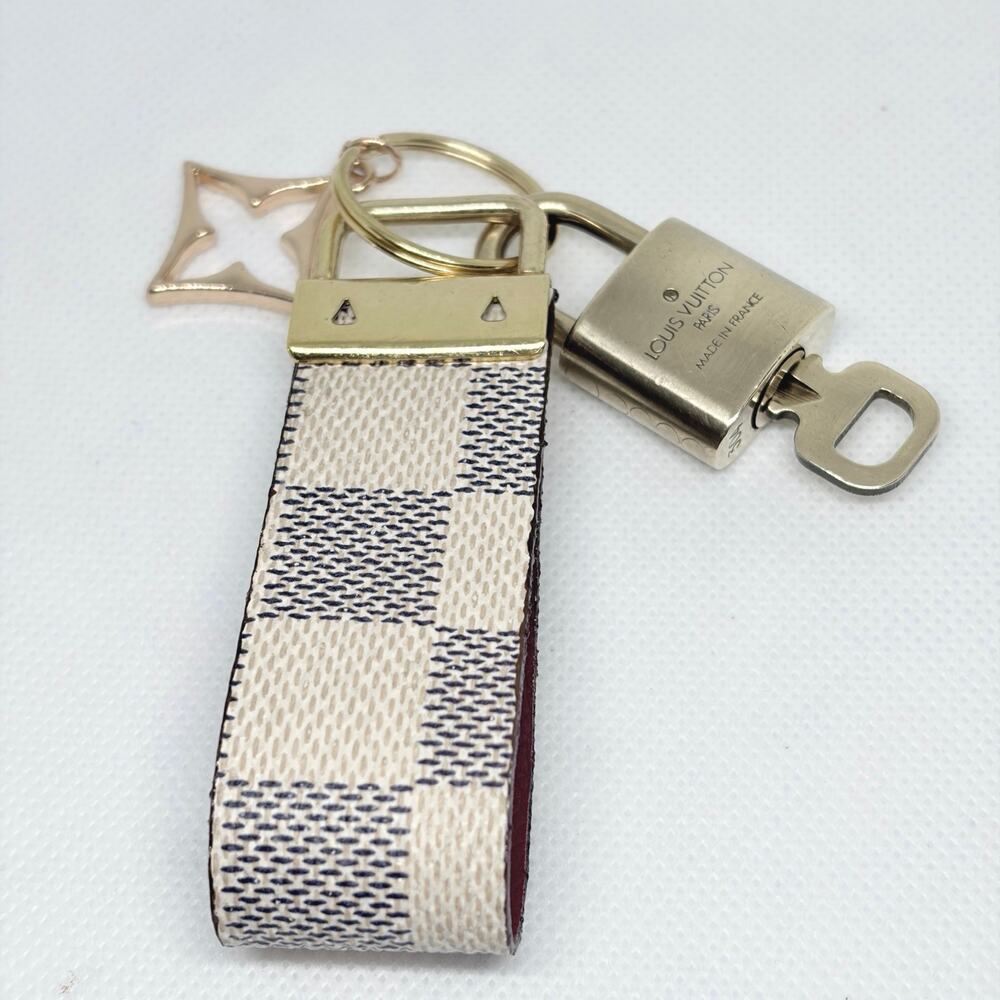 Louis Vuitton Lock & Key #304 w/a Damier Canvas Loop & Gold Star Charm Key Ring - Picture 9 of 9